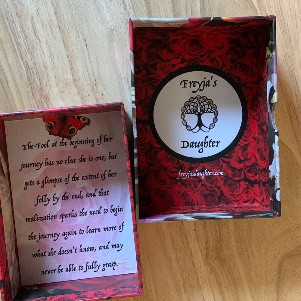 Blood, Bread & Roses Tarot - Picture 5 of 12